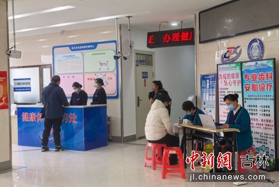 辦理健康證檢查現(xiàn)場(chǎng) 王曉彤/供圖 辦理健康證檢查現(xiàn)場(chǎng) 王曉彤/供圖
